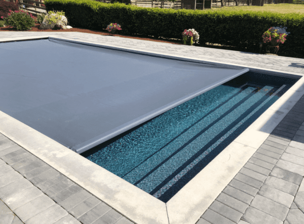 Automatic-pool-cover-600x441